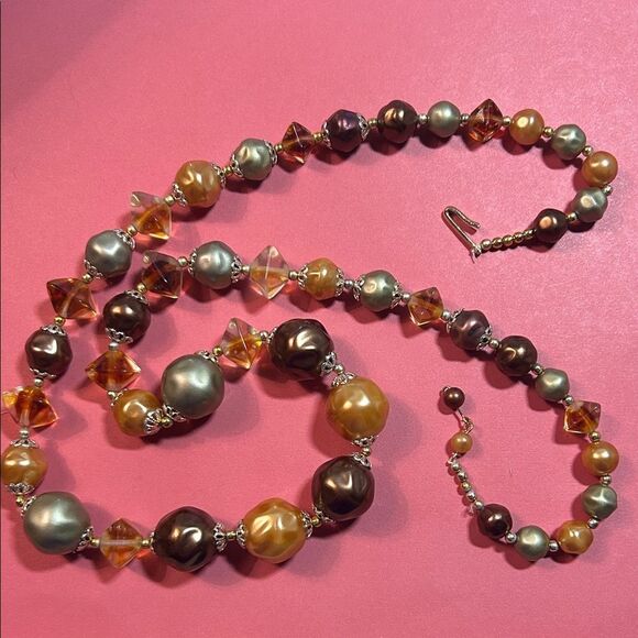 Elegant Multicolor Beaded Necklace - Picture 1 of 3